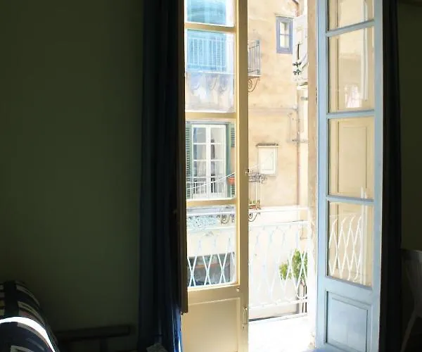 Matteotti Balcony تْشيفالو