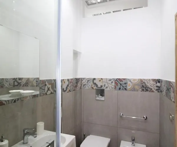 Matteotti Balcony تْشيفالو